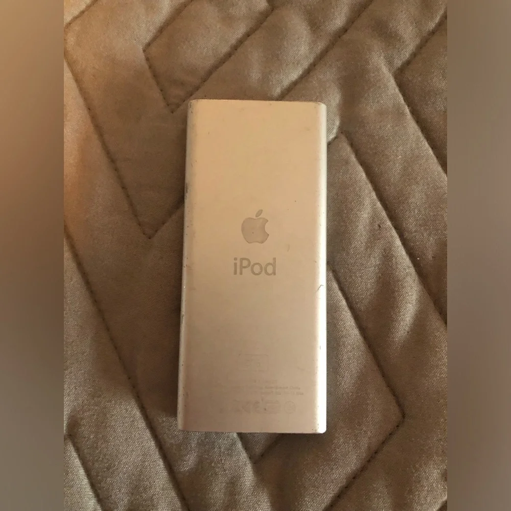 Apple iPod - Picture 2 of 2